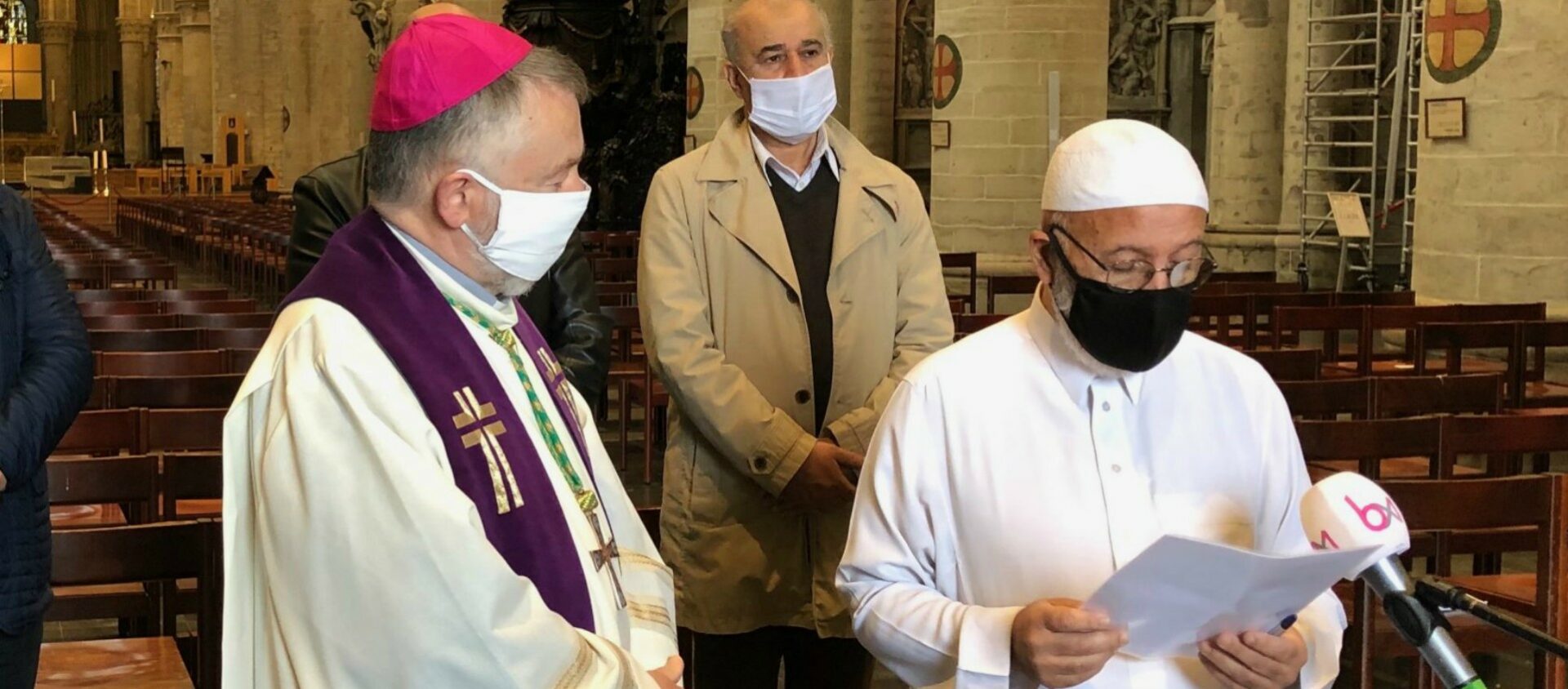 Mgr Jean Kockerols, évêque auxiliaire de Bruxelles, et Mohamed Belabed, conseiller de la Fédération des Mosquées de Bruxelles le 31 octobre 2020 à la cathédrale des Saints-Michel-et-Gudule | © cathobel