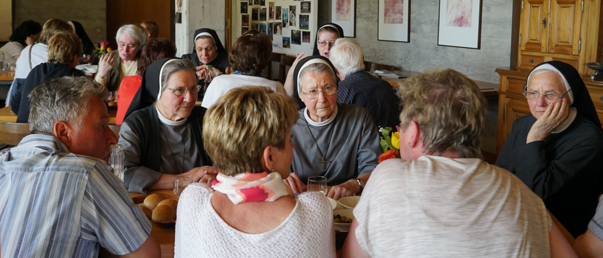 Couvent d'Ingenbohl Les religieuses avec des hôtes. C'était avant la pandémie de Covid-9  | © Vera Ruettimann