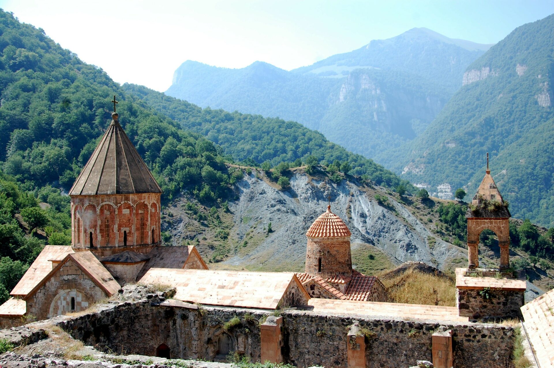 Les Arméniens évacuent le monastère de Dadivank, que les Azerbaïdjanais appellent un "temple albanais" © Jacques Berset