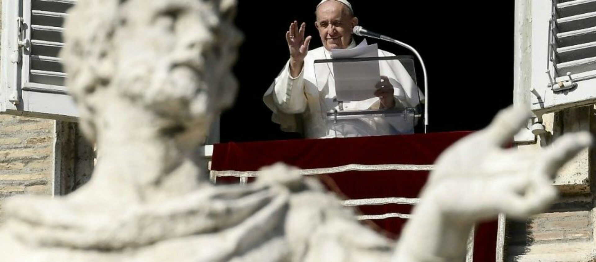 Le pape prononce la prière de l'Angélus depuis la fenêtre du Palais apostolique | © Vatican Media