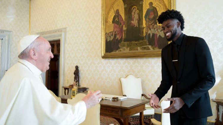 Le pape reçoit le basketteur états-unien Jonathan Isaac, des San Antonio Spurs | © Vatican Media 