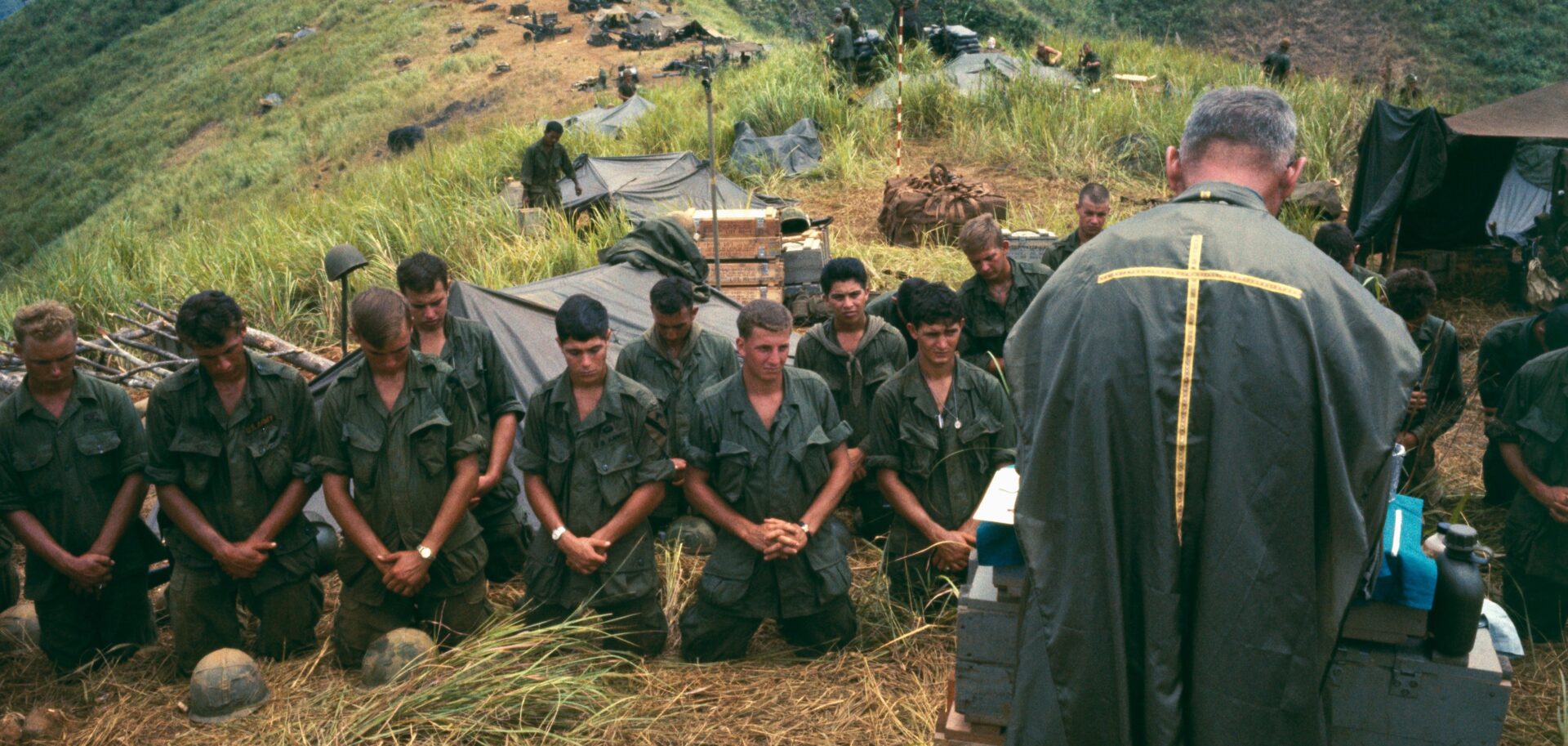 La guerre est-elle compatible avec la morale chrétienne? | ici une cérémonie religieuse pendant la Guerre du Vietnam © manhhai/Flickr/CC BY 2.0