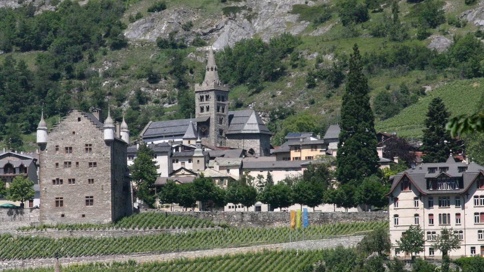 Le château  et l'église St-Etienne de Loèche, en Valais |  DR