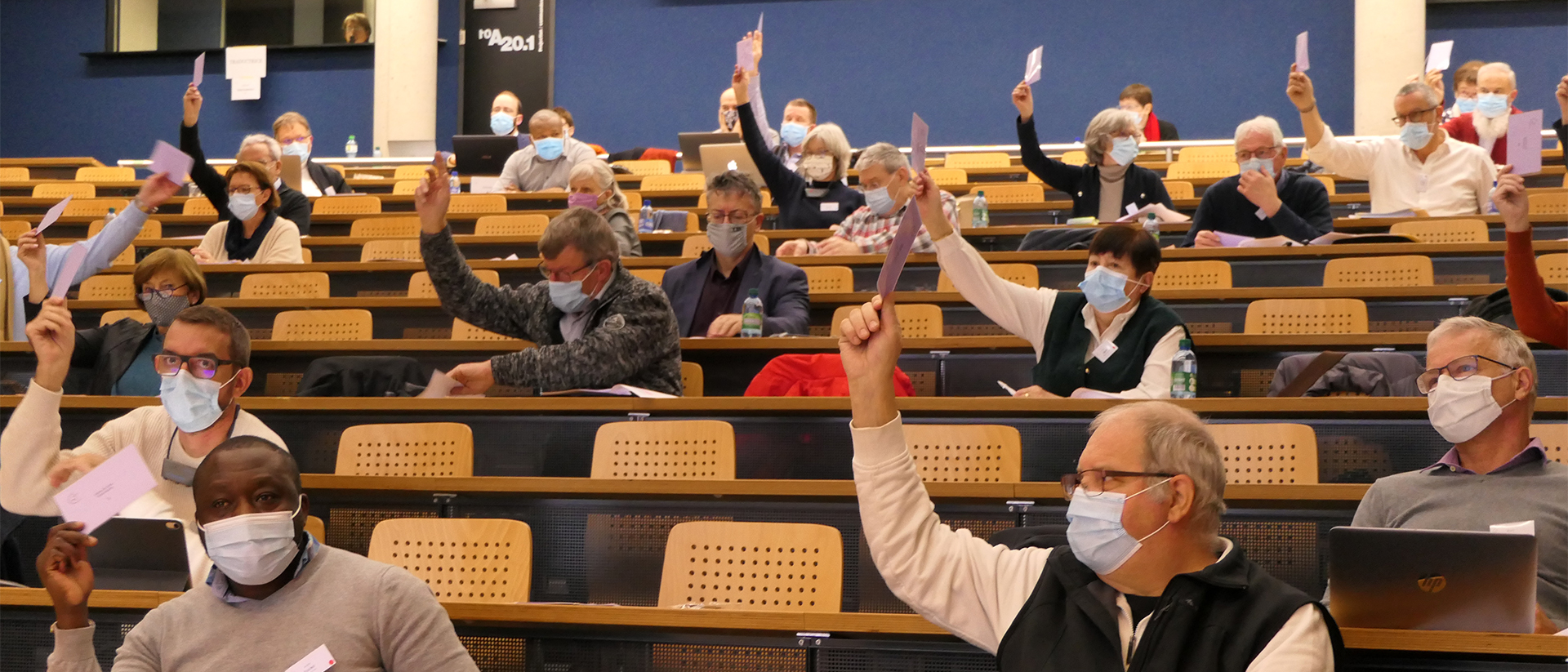 Fribourg: Assemblée de la CEC, en train de voter, le 12 décembre 2020 | © Pétra Perler