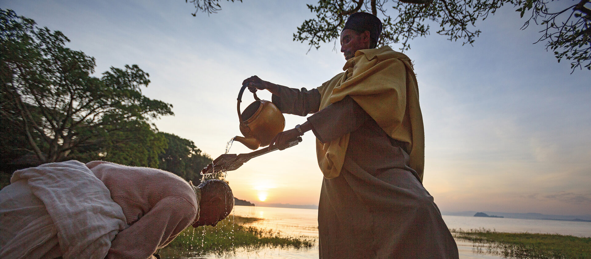 Chez les Ethiopiens orthodoxes, un fidèle béni par un prêtre lors de la fête de Timkat au lac Tana, source du Nil Bleu (Éthiopie). 