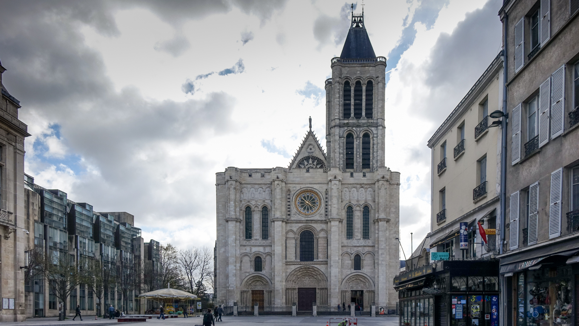 La basilique Saint-Denis est amputée de sa tour nord depuis 1847 | © Maurice Page 