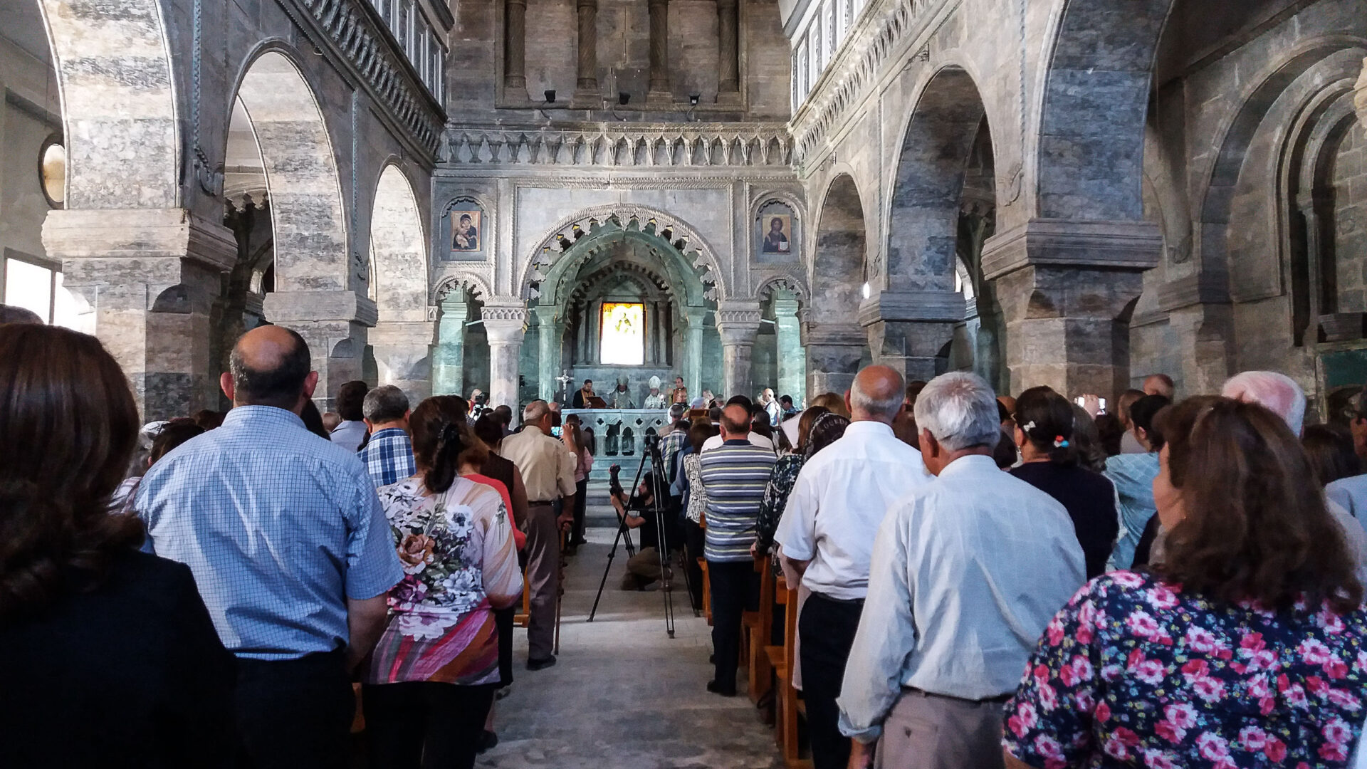 Les fidèles ont réinvesti l'église de Qaraqosh après un nettoyage et et la réfection de l'autel, détruit par Daech | © Pascal Maguesyan 