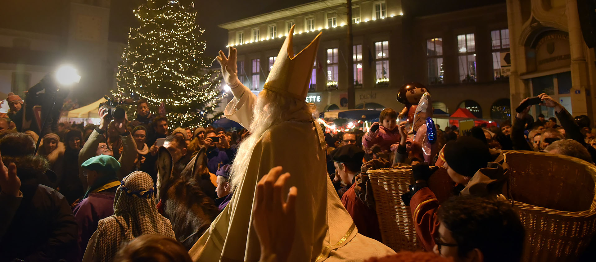 Saint Nicolas, sur le dos de Babalou, défile en ville de Fribourg parmi des milliers de personnes le 6 décembre 2015 | © Pierre Pistoletti