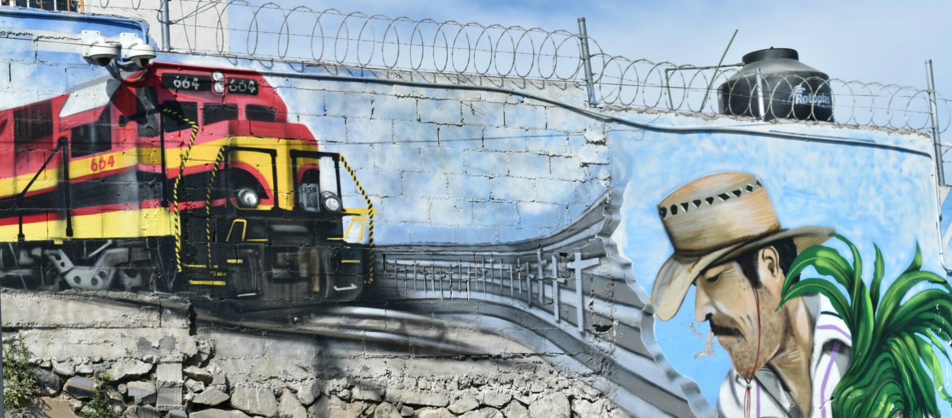 Saltillo Le train surnommé 'La Bestia' sur le mur de la Casa del Migrante, sur le dos duquel les migrants cheminent vers l'"Eldorado" états-unien | © Jacques Berset