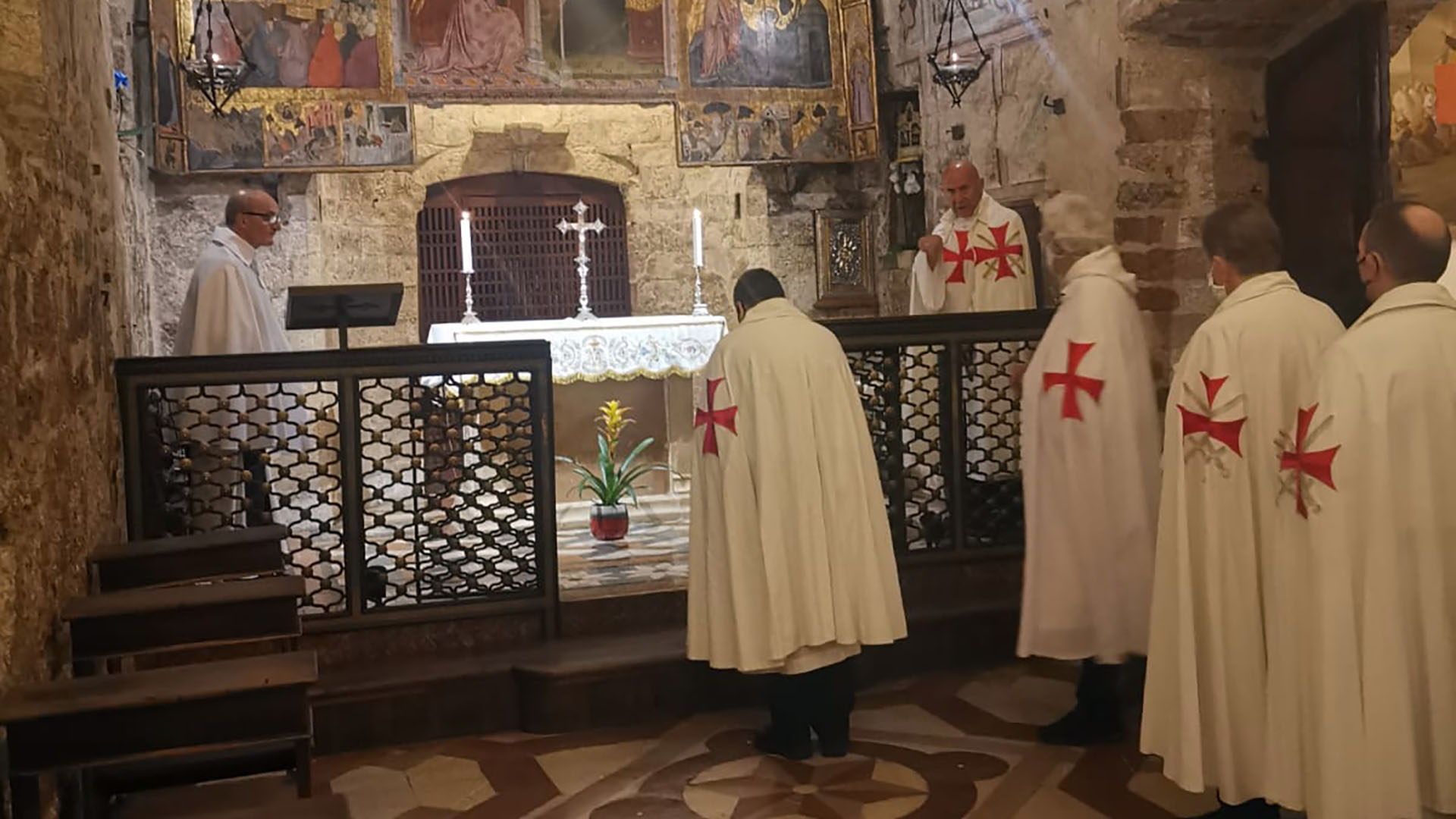 Moment de prière dans la Portiuncule, dans la basilique Sainte-Marie-des-Anges, Assise | © Templari Cattolici d'Italia