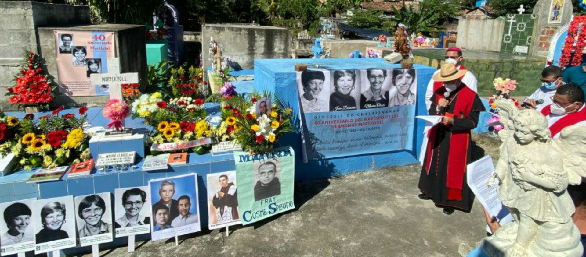 Au cimetière de Chalatenango, le cardinal Gregorio Rosa Chavez et Mgr Oswaldo Escobar Aguilar | © CNS Rhina Guidos  