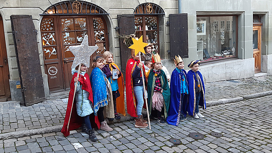 Les Chanteurs à l'étoile dans les rues de l'Auge et de la Neuveville, à Fribourg | ©  www.missio.ch