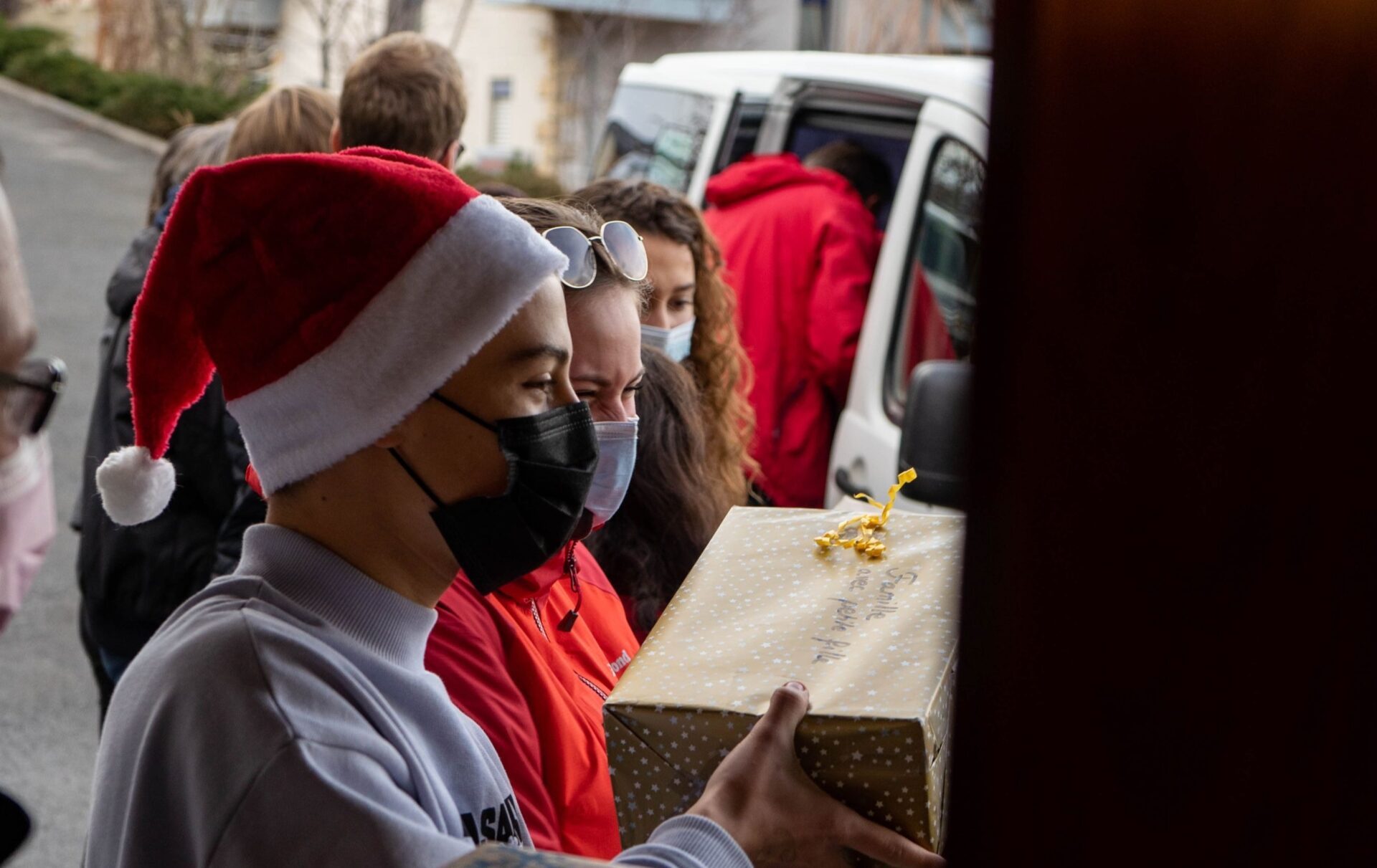 De nombreux volontaires se sont mobilisés pour distribuer les 'Christmas box' | © DR