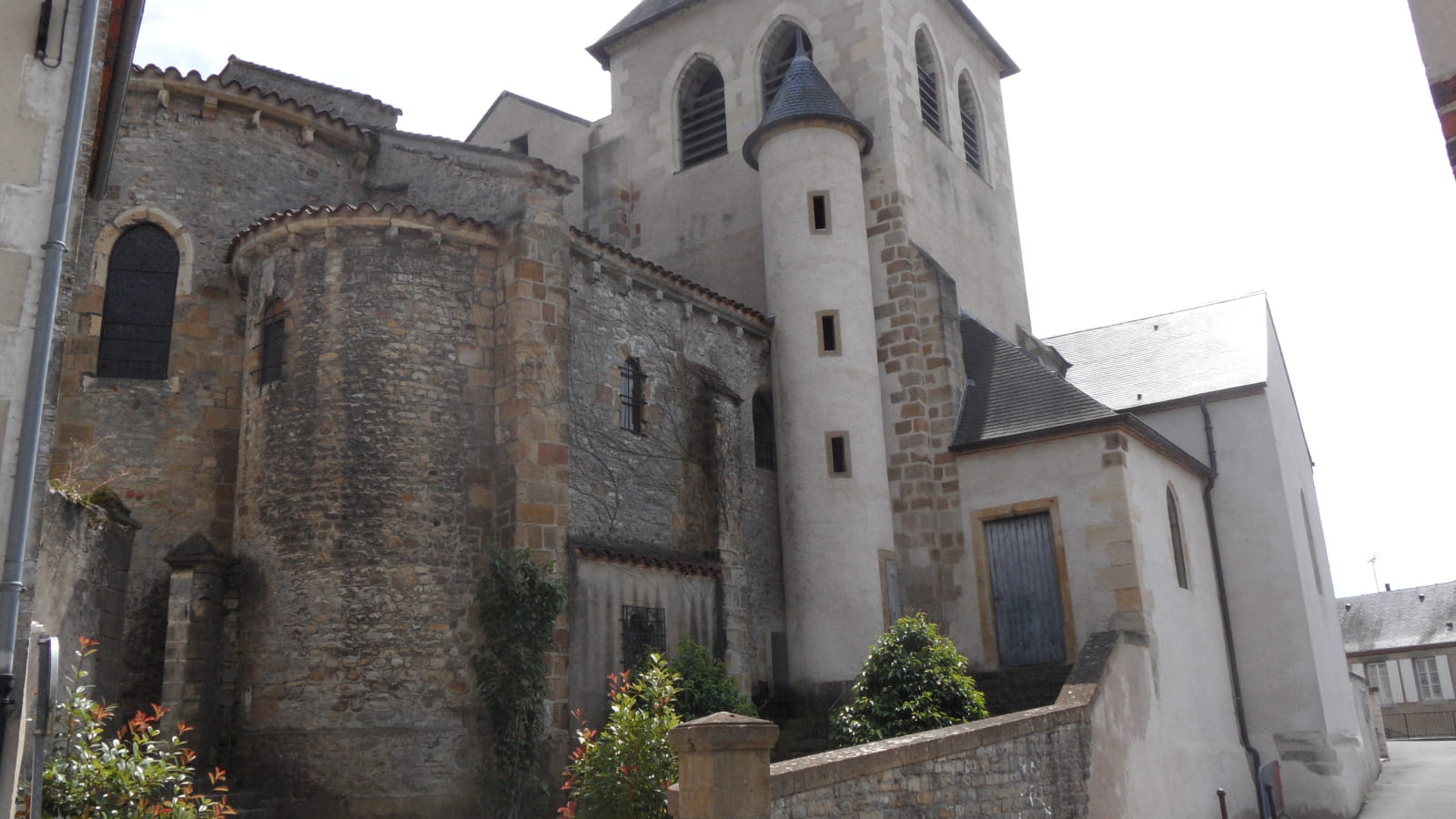 L’église de Decize, classée au titre des monuments historiques, est dédiée à Saint-Aré, évêque de Nevers dans la deuxième moitié du VIe siècle | bourgogne-tourisme.com