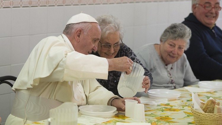 Le pape François déjeune avec des personnes en situation de pauvreté, à Florence, le 10 novembre 2015 | © Vatican Media 