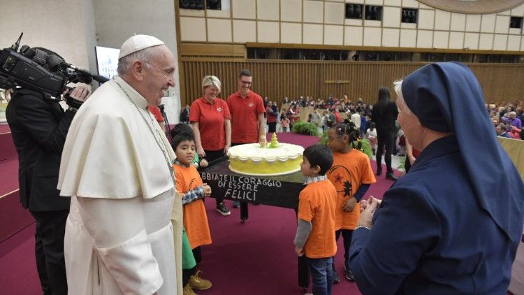 Le pape François recevait les enfants du dispensaire Sainte-Marthe et leurs familles, le 16 décembre 2018 | © Vatican Media  