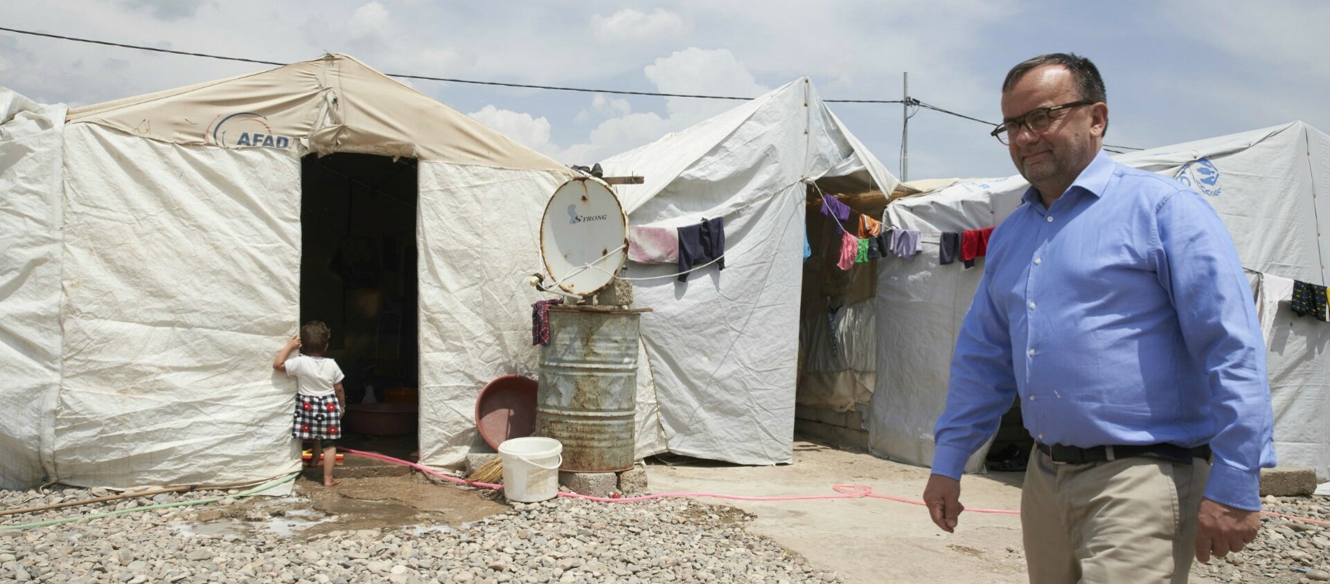 Le Père Patrick Desbois dans un camp de réfugiés yézidis | © www.yahadinunum.org