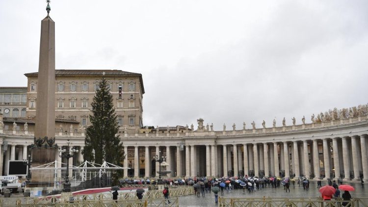Dimanche 6 décembre 2020 La Place Saint-Pierre est sous la pluie  | © Vatican Media 