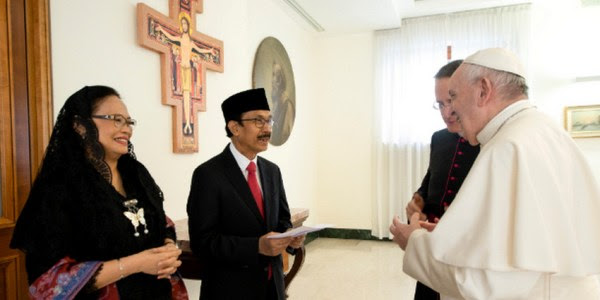L'ambassadeur indonésien, son épouse et le pape François le 7 décembre 2020 |  © Ministère des affaires étrangères d'Indonésie