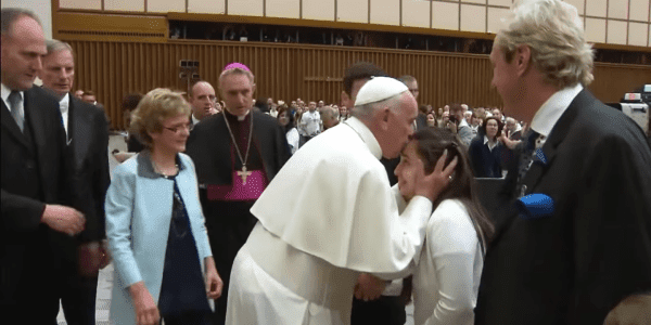 Dans le documentaire «Dancing at the Vatican», le pape François rencontre des malades atteintes de la maladie de Huntington © Dancing At The Vatican Youtube