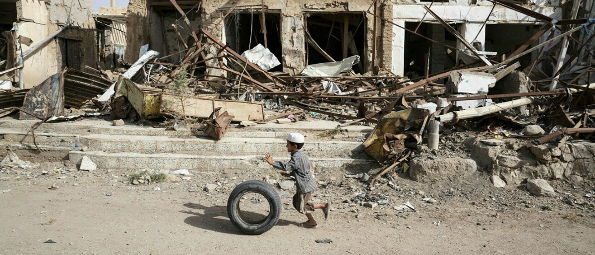 Yémen Un enfant joue dans les rues de la capitale Sanaa, dans un quartier bombardé 
 | © UNICEF