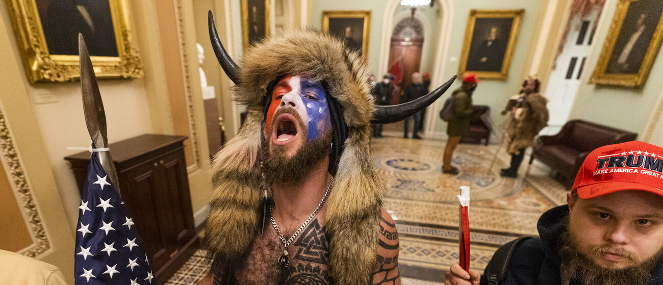 L'odiniste Jacob Chansley a pénétré dans le Capitole le 6 janvier 2021 | © AP Photo/Manuel Balce Ceneta/Keystone