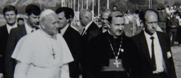 Le pape Jean Paul II est reçu à Sion par Mgr Henri Schwery en 1984 | © CCRT 