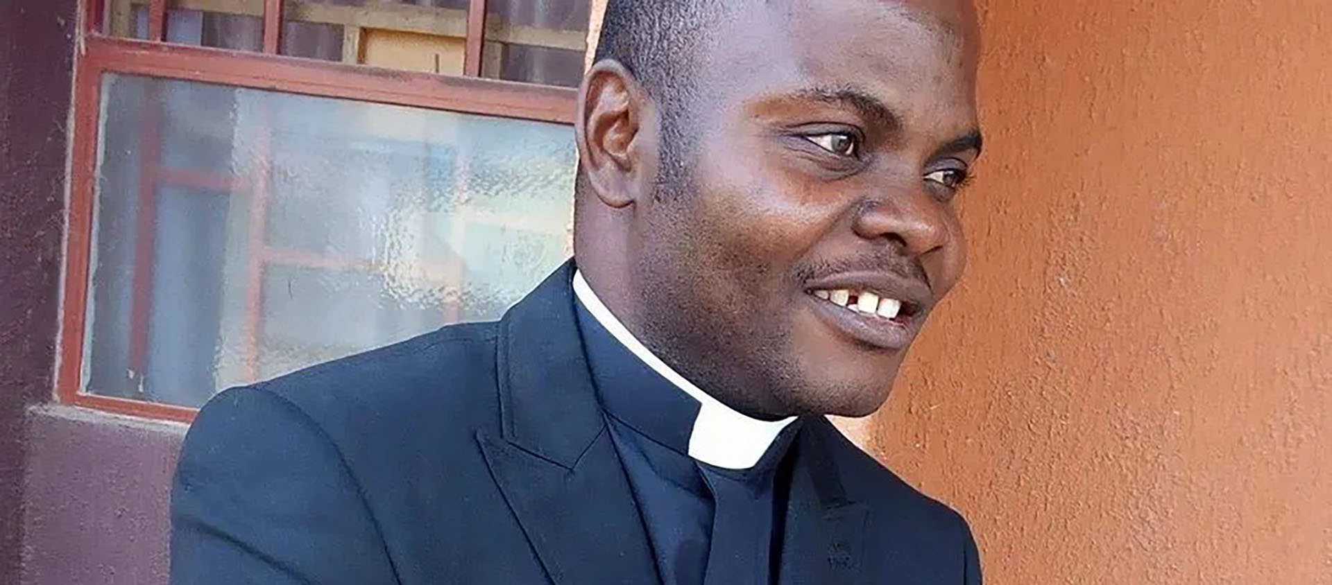 Le Père John Gbakaan a été enlevé avant d'être assassiné à coups de machette | Capture-Ecran