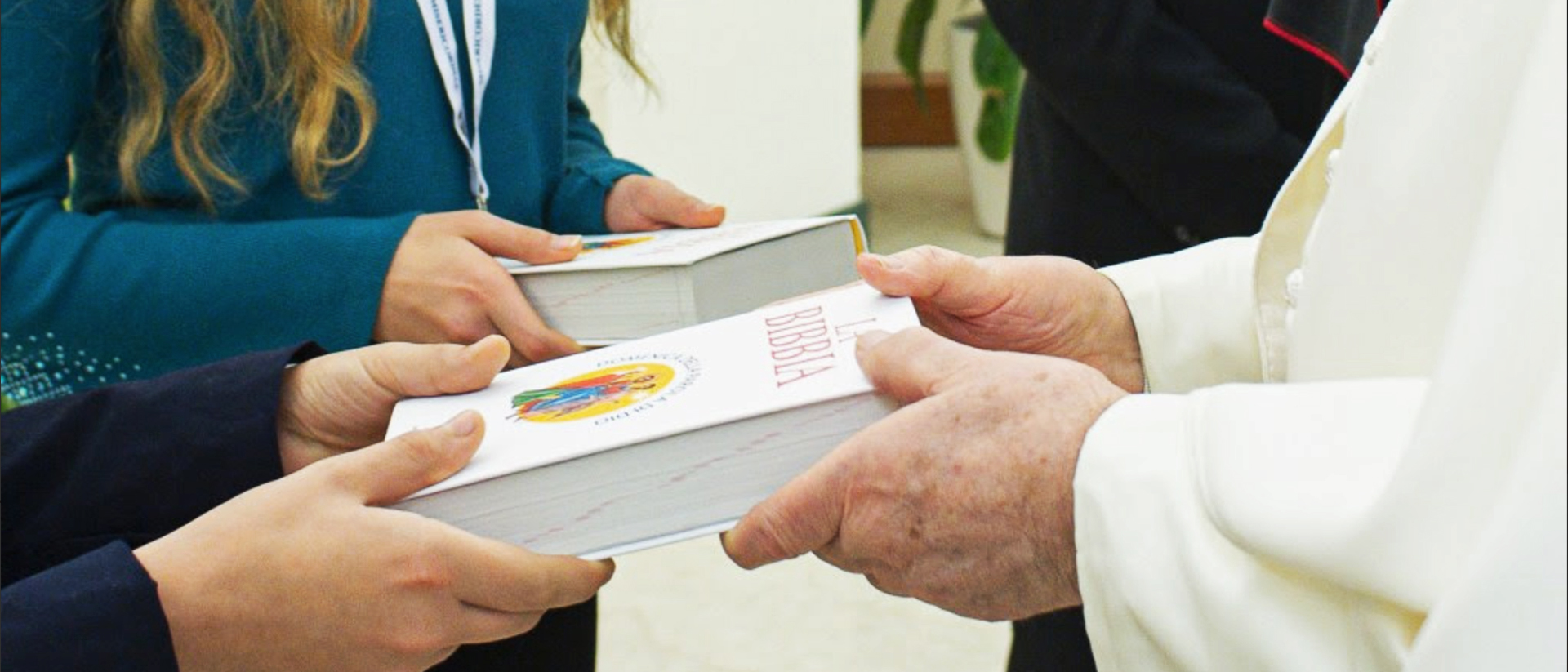 Le pape a distribué des Bibles, à l'occasion du Dimanche de la Parole de Dieu | © I-Media / Vatican Media