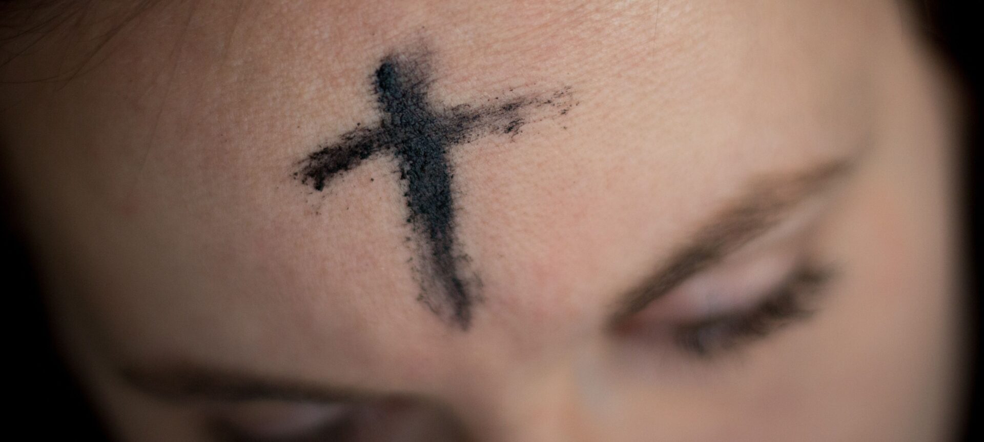Avec les contraintes sanitaires, les prêtres ne pourront sans doute pas tracer la croix de cendres sur les fronts | © Ahna Ziegler sur Unsplash