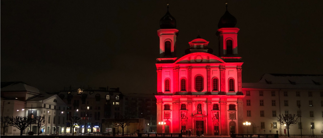 L’église des jésuites de Lucerne s’est illuminée de rouge le 17 janvier 2021, symbolisant le sang des nombreux martyrs chrétiens persécutés dans le monde | © ACN Lucerne