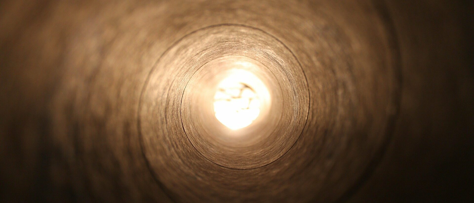 "Dans la résilience positive, il y a de quoi rejoindre la lumière au bout de bien des tunnels" (Claude Ducarroz) | © Free-Photos/Pixabay