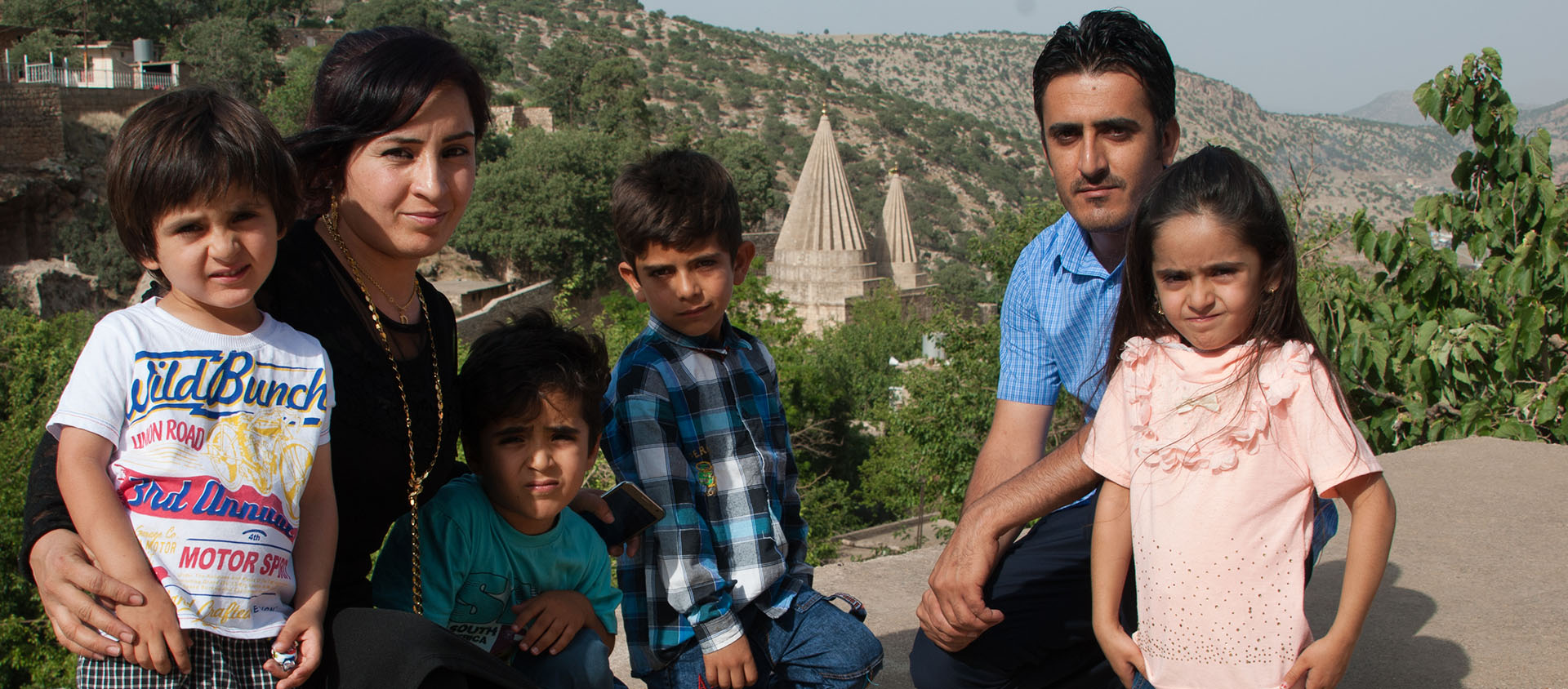 Une famille yézidie au Centre spirituel yézidi de Lalesh, en juin 2018 | © Pascal Maguesyan