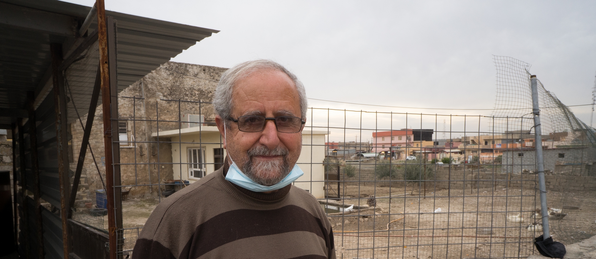 Ibrahim Lallo, peintre et diacre à Bartella, dans la plaine de Ninive. © Pascal Maguesyan. Janvier 2021.