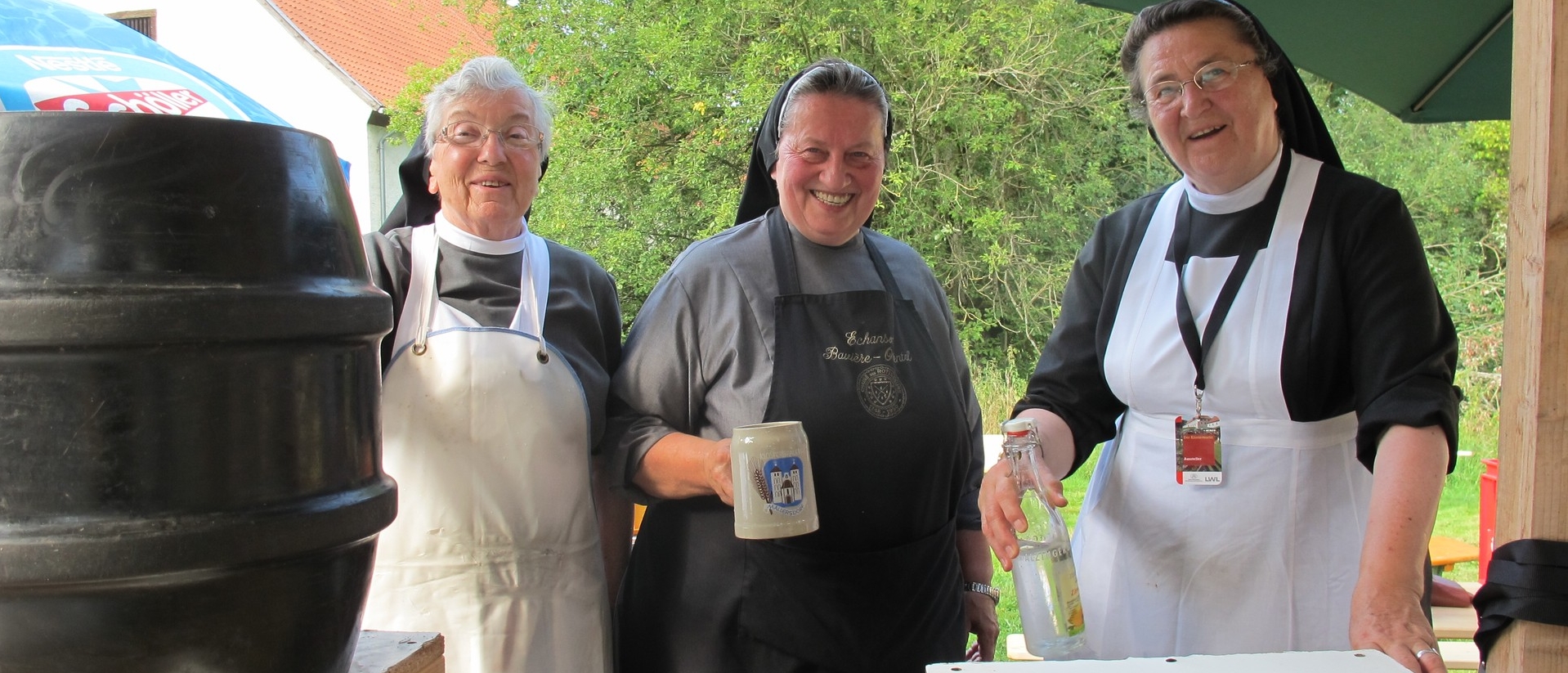 Soeur Doris (au milieu) vend sa bière lors d'un marché  monastique | DR 