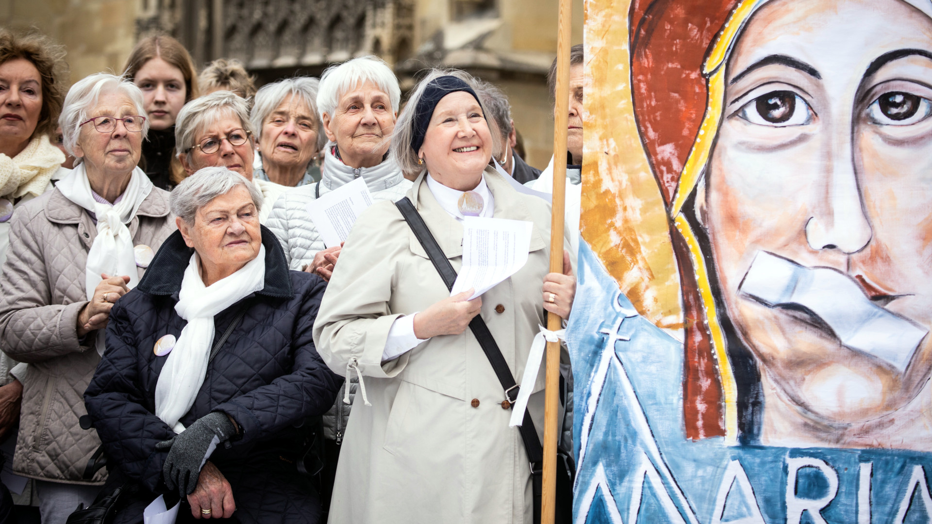 En mai 2019, le mouvement Maria. 2.0 avait appelé à une "grève de l'Eglise", avec des femmes tenant une affiche avec la Vierge  bouche fermée, lors d'une veillée du mouvement devant la cathédrale de Münster |  ©DNA
