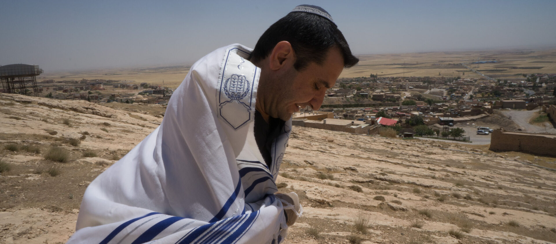 Sherzad Mamsani, sur la colline au-dessus de la tombe du prophète Nahoum à Alqosh, en juillet 2017 | © Pascal Maguesyan. 