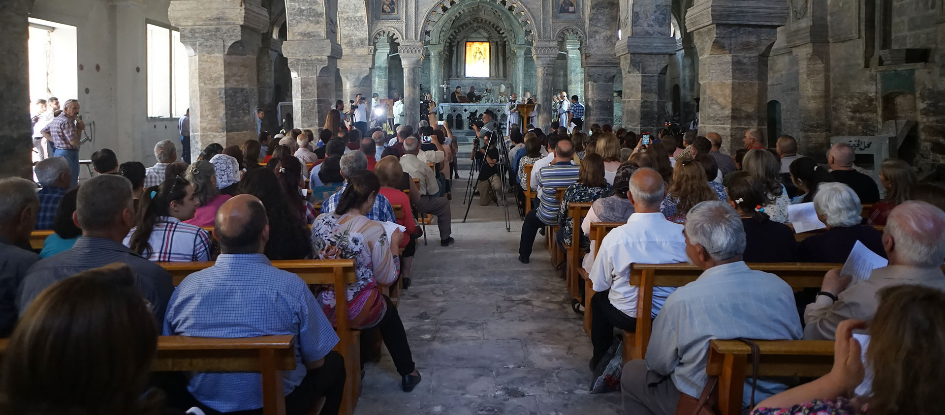 La communauté syriaque-catholique, réunie dans l'église Mar Touma de Mossoul restaurée, pour la fête de l'apôtre, en juillet 2019 | © Pascal Maguesyan 