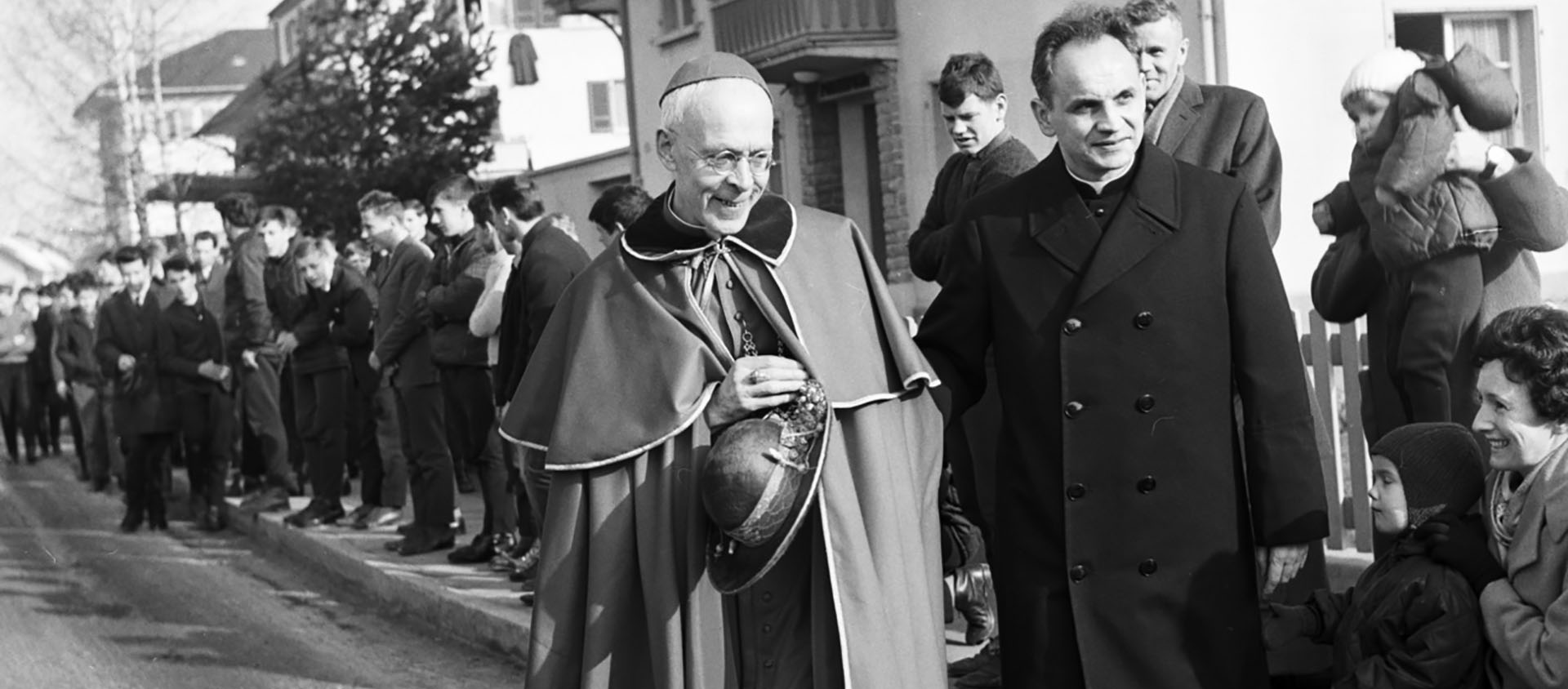 Le cardinal Journet, ici avec Pierre Mamie, en février 1965, à Fribourg | © Keystone/Archives