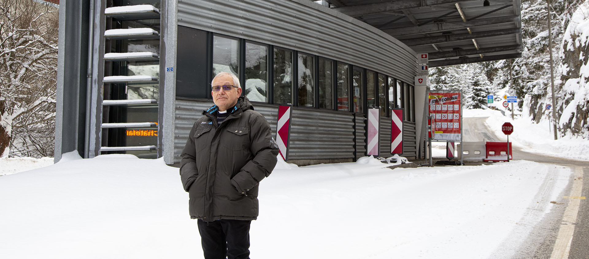 Le chanoine Liaudat à la douane du Châtelard, où il connaît bien les douaniers | © Valentine Brodard