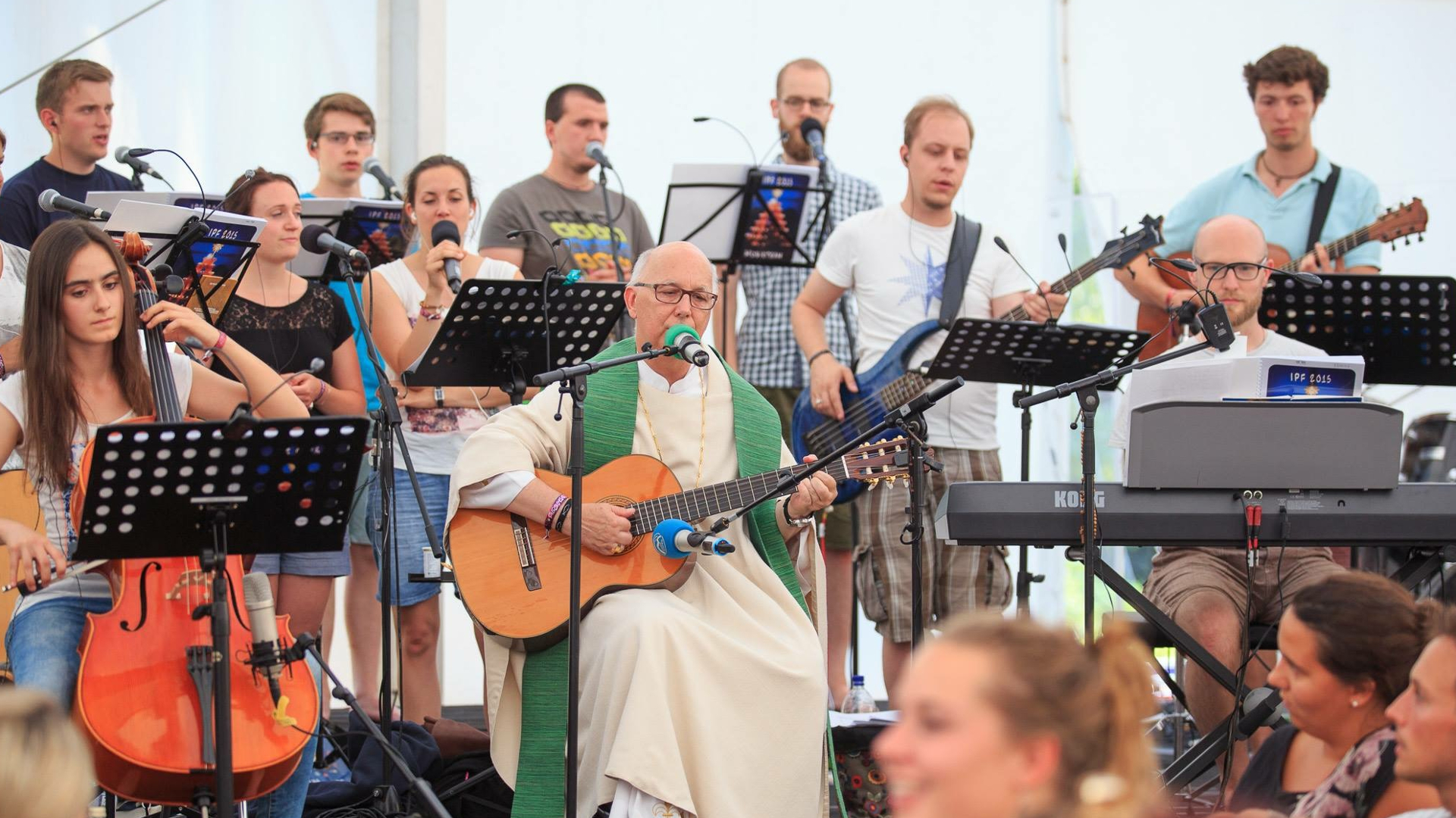 Mgr Marian Eleganti avec sa guitare au milieu d'un groupe de jeunes | © Kirche in Not 