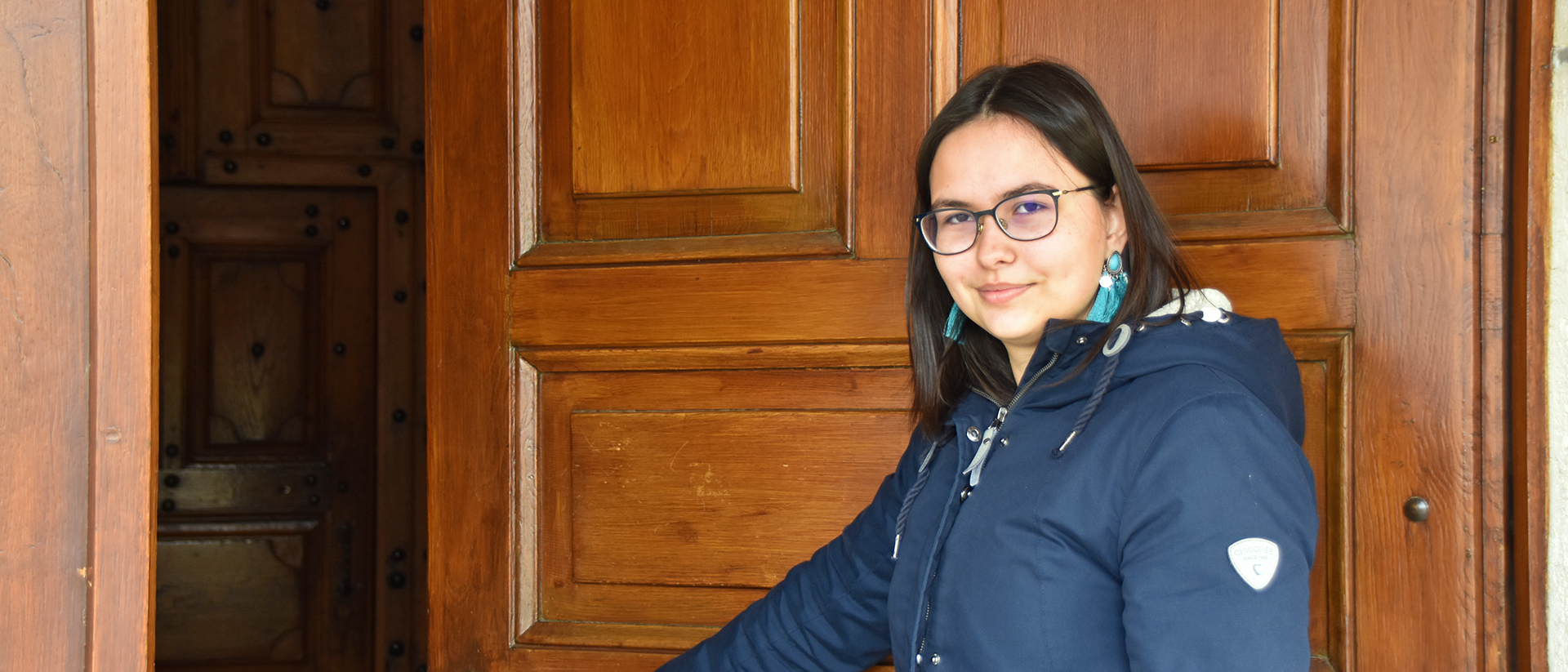 Léa Girardin assure l'accueil à l'église paroissiale de Cornol JU | © Grégory Roth