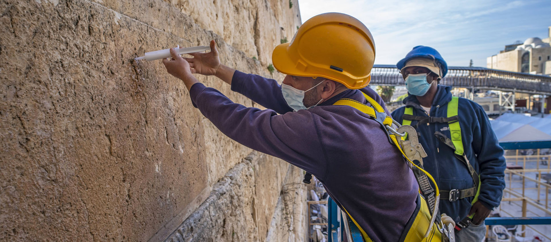Les ingénieurs injectent une préparation à base de calcaire dans les interstices du mur | © Yaniv Berman/Israel Antiquities Authority 