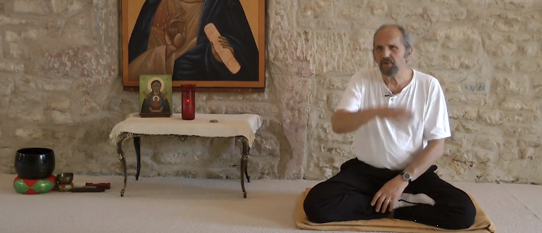 Certains pratiquants de méditation y intègrent leur foi chrétienne (capture d'écran, documentaire "Présence" de Manuel Régnier)