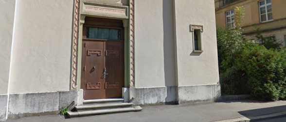 Des inconnus ont gravé des slogans antisémites sur la porte de la synagogue de Bienne (capture d'écran Google StreetView)