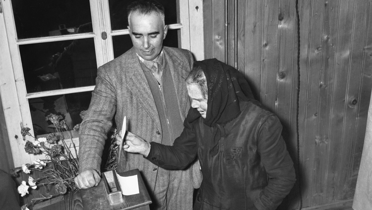 Le vote des femmes de la commune haut-valaisanne d'Unterbäch, en 1957 suscite l'attention des médias  au-delà de la Suisse | © KEYSTONE/PHOTOPRESS-ARCHIV/Gassmann

