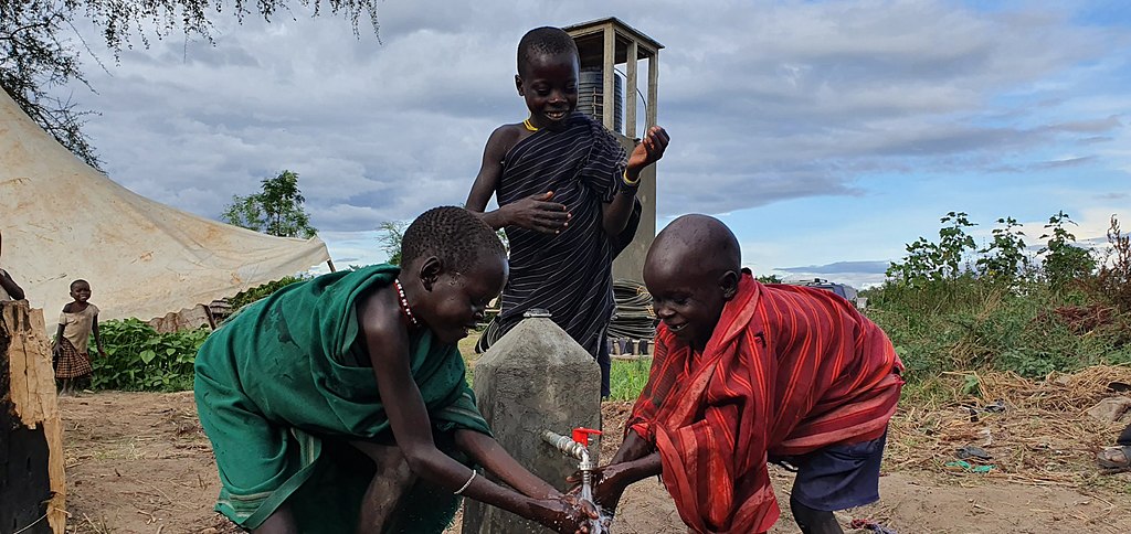 Dans de nombreuses régions du monde, comme ici en Afrique, plus de 2 milliards de personnes sont encore privées d'un droit fondamental: l'accès à l'eau potable | © Gennabrand, CC BY-SA 4.0 creativecommons via Wikimedia Commons