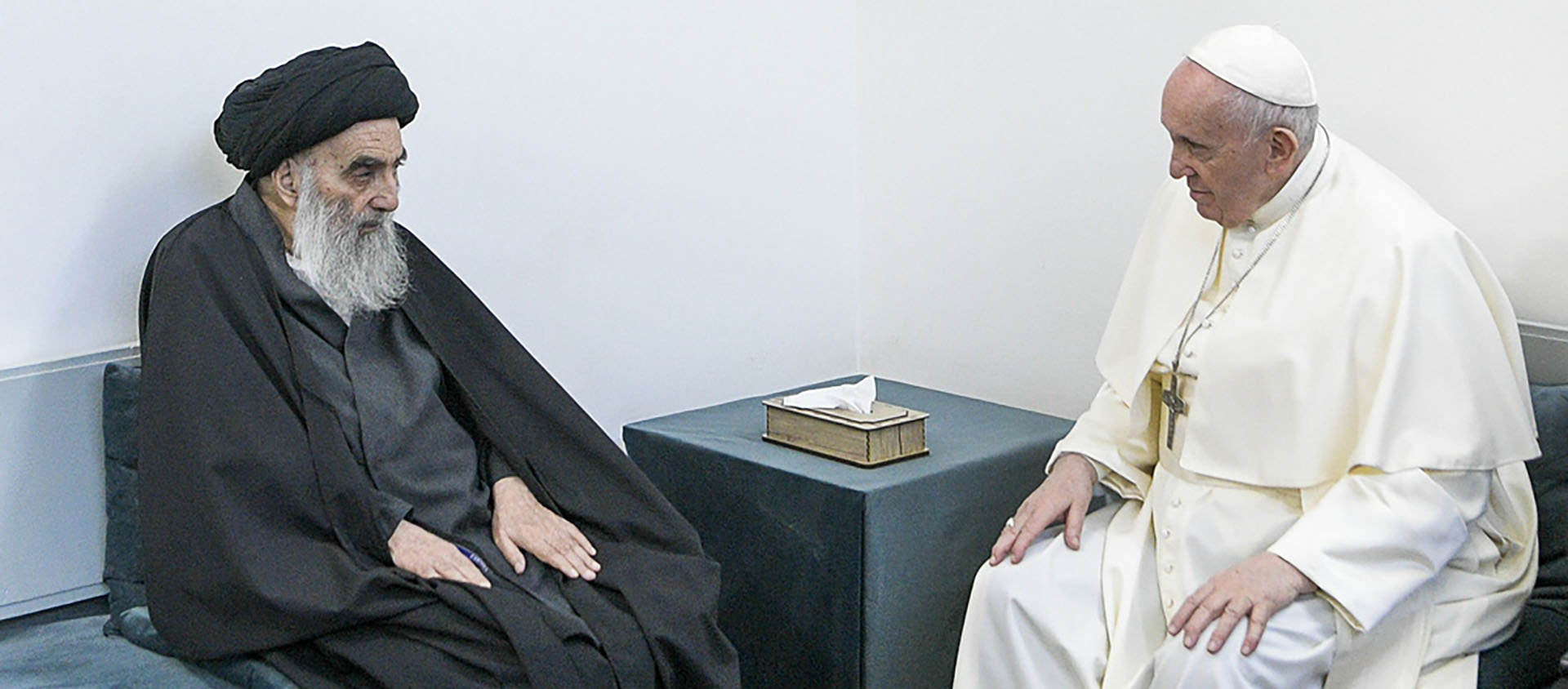 Ali al-Sistani et le pape François ont évoqué le dialogue interreligieux | © Keystone/AP Photo/Vatican Media