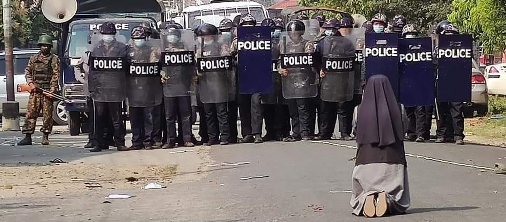 Sœur Ann Nu Thawng, membre des Missionnaires de Saint François Saverio de Myitkyina s'est agenouillée devant la police | Twitter