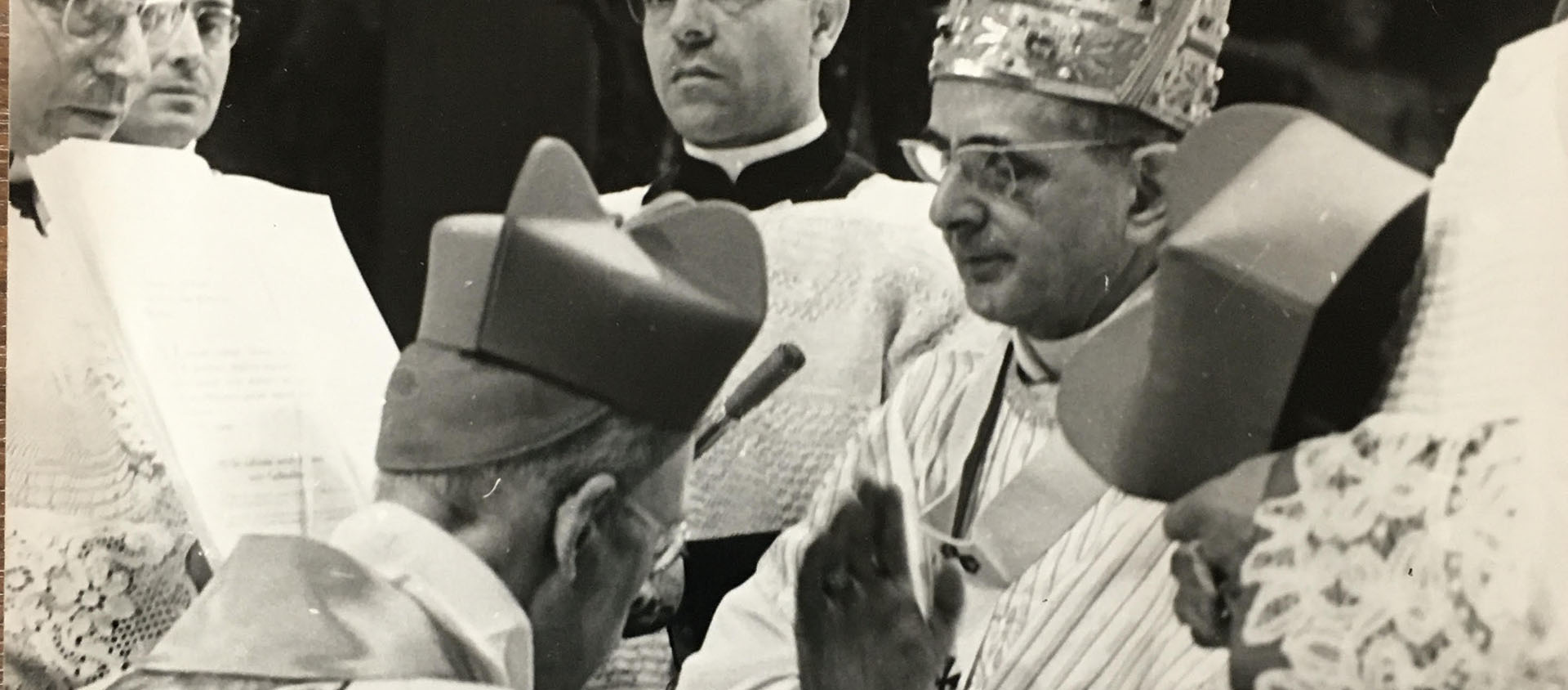 Charles Journet reçoit la barrette cardinalice des mains de Paul VI lors du Consistoire du 25 février 1965 | © Fondation cardinal Journet